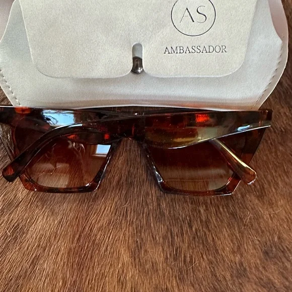 Ambassador Leopard/AVA Collection Sunglasses - Picture 3 of 8